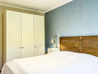 Schlafzimmer mit Kleiderschrank
