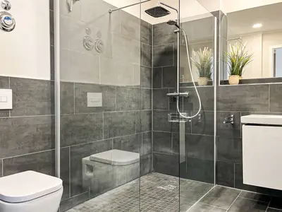 Badezimmer mit Dusche und WC