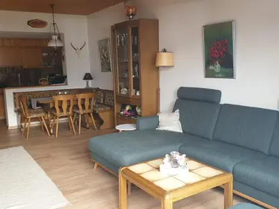 Wohnzimmer mit offener Küche