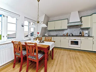 Esstisch mit weitem Ausblick übers Land