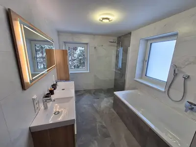 Badezimmer mit Dusche und Badewanne