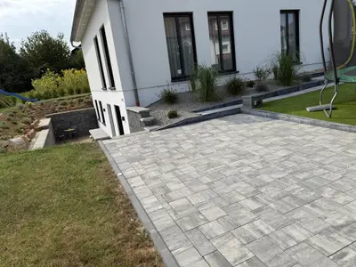 Parkplatz und Zugang zur Wohnung