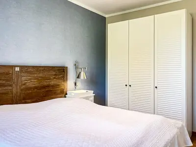 Schlafzimmer mit Kleiderschrank