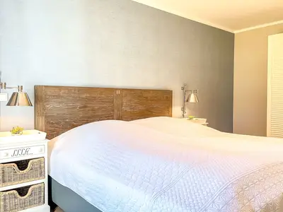 Schlafzimmer mit Kleiderschrank