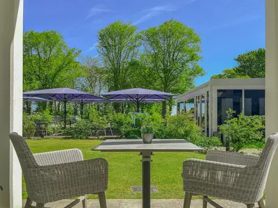 Terrasse mit Gartenmöbeln