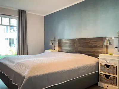 Schlafzimmer mit Doppelbett