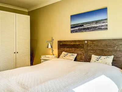 1. Schlafzimmer mit Kleiderschrank