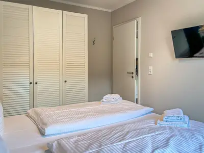 Schlafzimmer mit Kleiderschrank