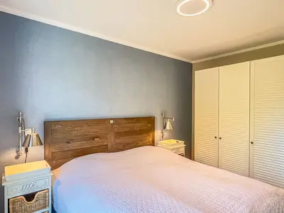 Schlafzimmer mit Kleiderschrank