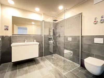 Badezimmer mit Dusche und WC