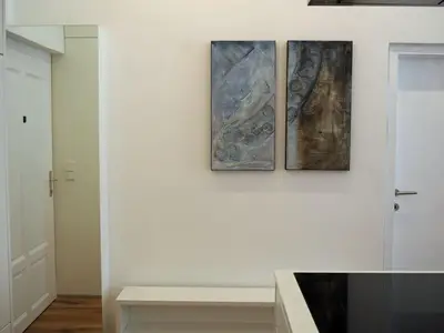 Eingang mit Schuhregal und Küchenblock