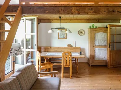 Wohnbereich mit Tür zum Balkon