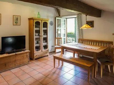 Wohnbereich mit Tür zum Balkon