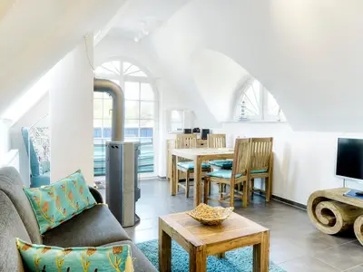 Blick ins Wohnzimmer mit Kaminofen