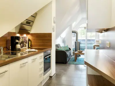 offene Küchenzeile mit Blick ins Wohnzimmer