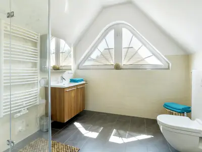 Badezimmer mit ebenerdiger Dusche