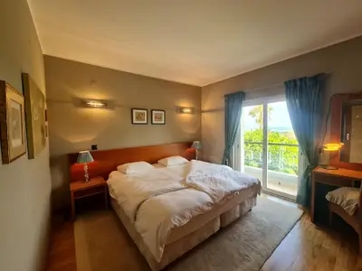 Schlafzimmer mit Doppelbett