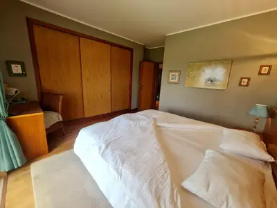 Schlafzimmer mit Doppelbett