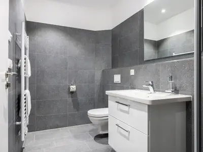 Badezimmer mit Waschtisch, WC und Spiegel