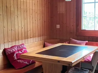 KÜCHE mit Tisch für 4 Personen oder mehr..