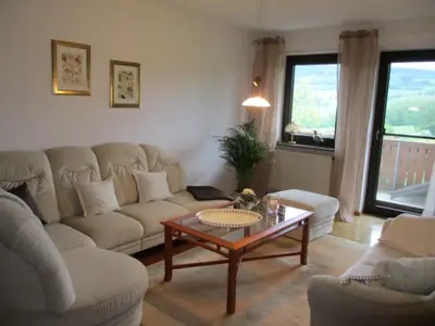 FW_III_Blick_in_Wohnzimmer_mit_Balkon