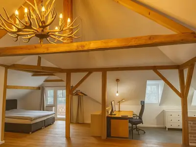 Arbeitsbereich und Blick zum 1 Doppelbett