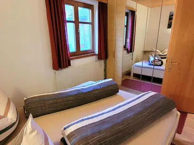 Schlafzimmer Haus Loretz mit Schrankwand
