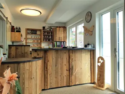 Rezeption Gasthof Klug mit Holzoptik