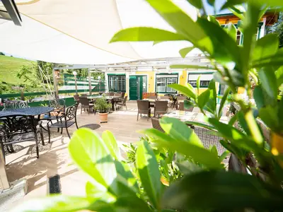 Terrasse Gasthof Klug mit Sonnensegel