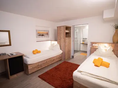 Zweibettzimmer mit Bad und Schreibtisch