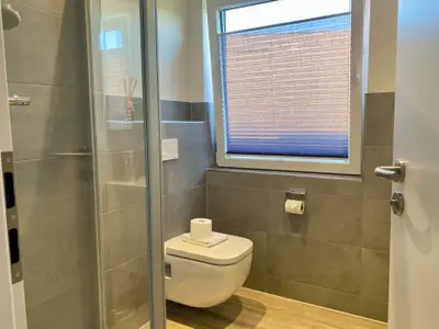 Badezimmer mit WC und Dusche