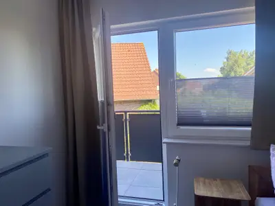 Schlafzimmer mit direktem Zugang zum Balkon