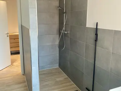 Badezimmer mit bodentiefer Dusche