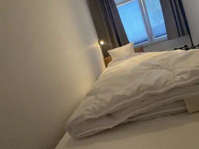 Schlafzimmer mit zwei Einzelbetten