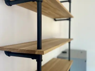 Kleiderstange, Regale in den Schlafzimmern