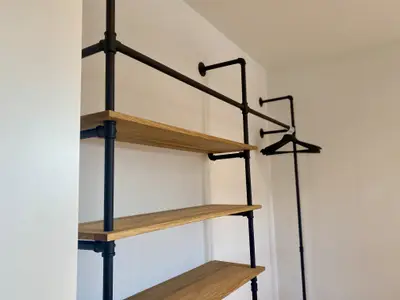 Offener Kleiderschrank