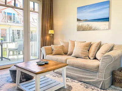 Wohnzimmer mit Blick zum Fenster