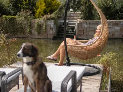 Entspannung am Hundebadeteich im Hängekorb mit Ape
