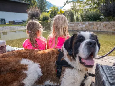 Bernhardiner mit Kinder am Teich