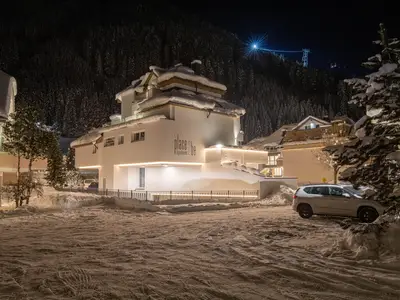 Aussenansicht bei Nacht