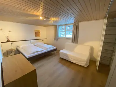 Schlafzimmer mit ausziehbarer Couch