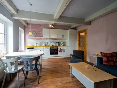 Wohn-/Essbereich mit Küchenzeile