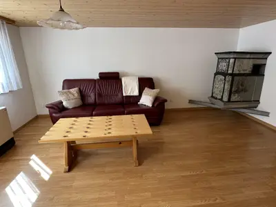 Wohnzimmer mit Kachelofen