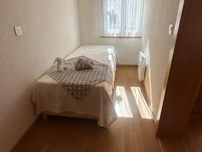 Kinderzimmer mit zwei Einzelbetten