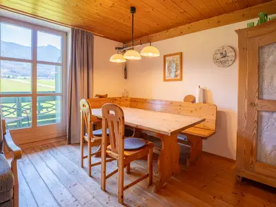 Essecke mit Tür zum Balkon