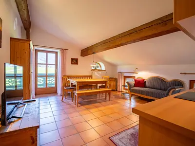 Wohnbereich mit Tür zum Balkon