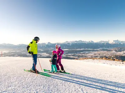 Skifahren_Familie_Region Villach_Michael Stabenthe