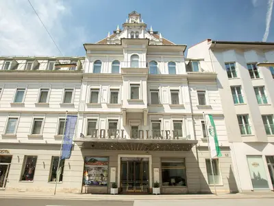 Elegante Außenansicht des Hotel Gollner