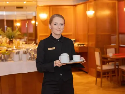 Freundlicher Frühstücksservice im Hotel Gollner