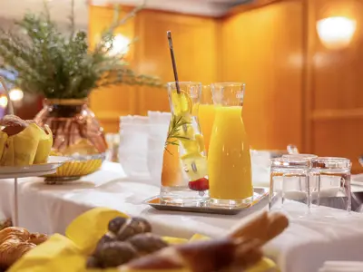Frische Säfte & Gebäck am Buffet im Hotel Gollner